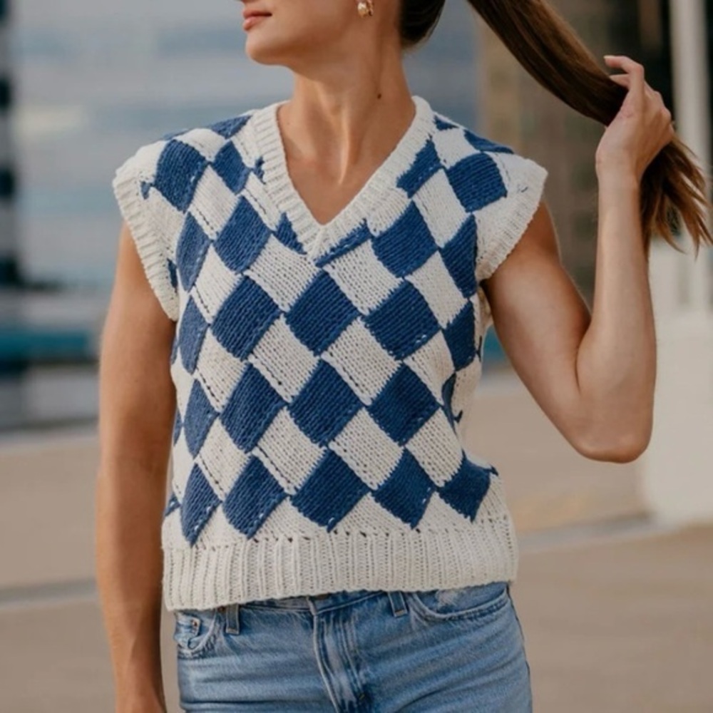 Sadie & Sage Checkered Sweater Vest Size L.